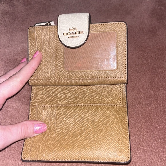 Cream colored coach wallet - Picture 4 of 5